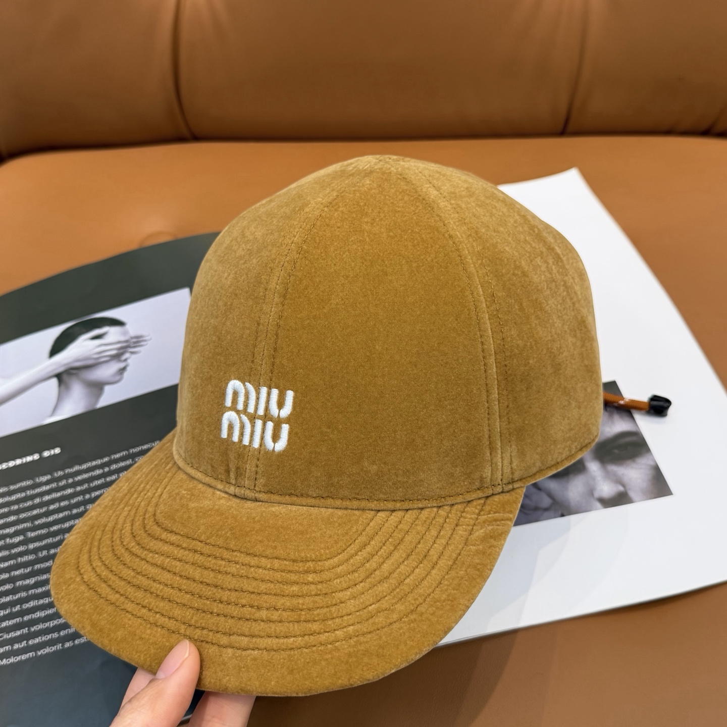 Miu Miu高版本丝绒 棒球帽 抽绳设计 ，真的美到失语🥹 深棕复古高级，卡其温柔治愈，丝绒面料自带光