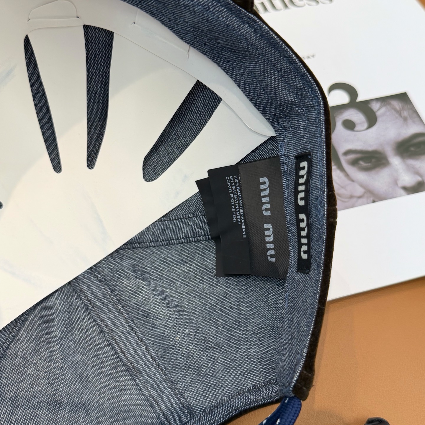 Miu Miu高版本丝绒 棒球帽 抽绳设计 ，真的美到失语🥹 深棕复古高级，卡其温柔治愈，丝绒面料自带光