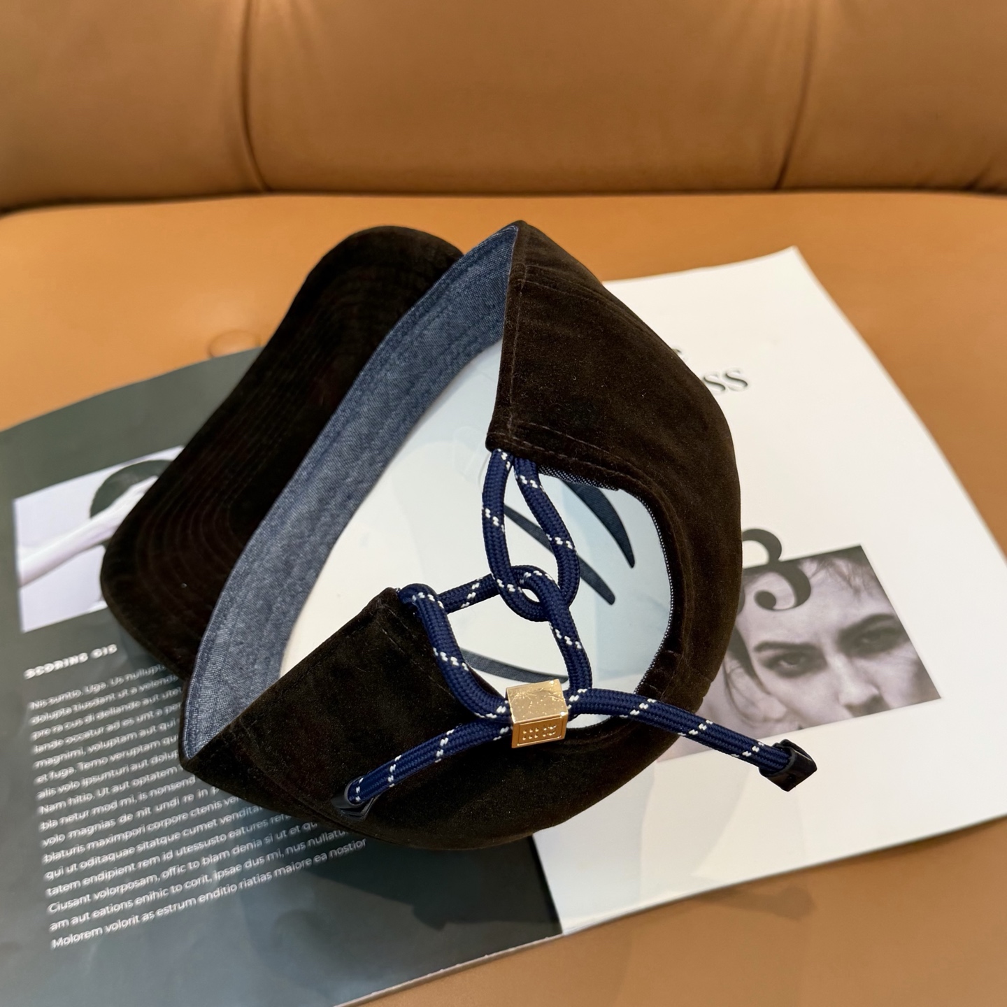 Miu Miu高版本丝绒 棒球帽 抽绳设计 ，真的美到失语🥹 深棕复古高级，卡其温柔治愈，丝绒面料自带光