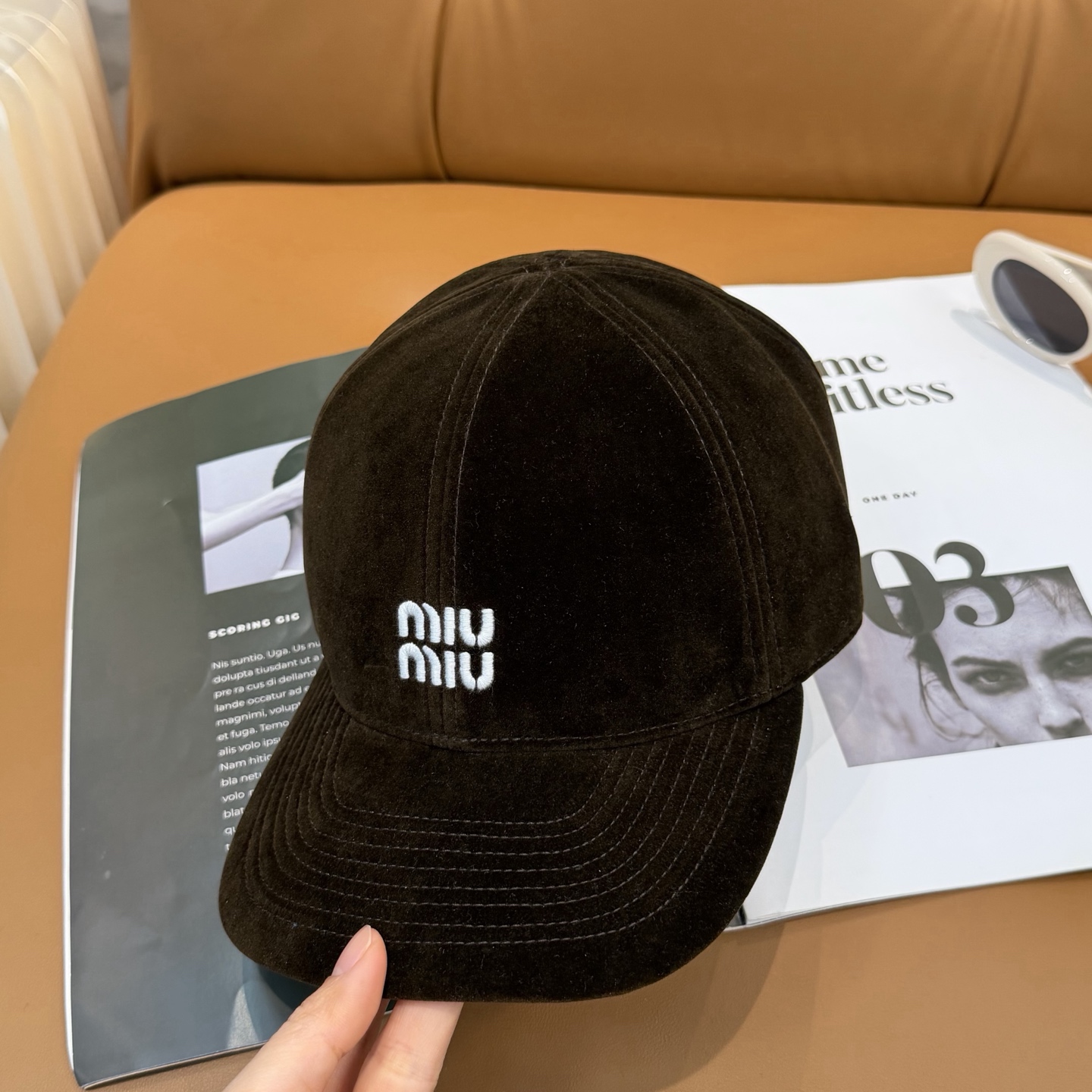 Miu Miu高版本丝绒 棒球帽 抽绳设计 ，真的美到失语🥹 深棕复古高级，卡其温柔治愈，丝绒面料自带光