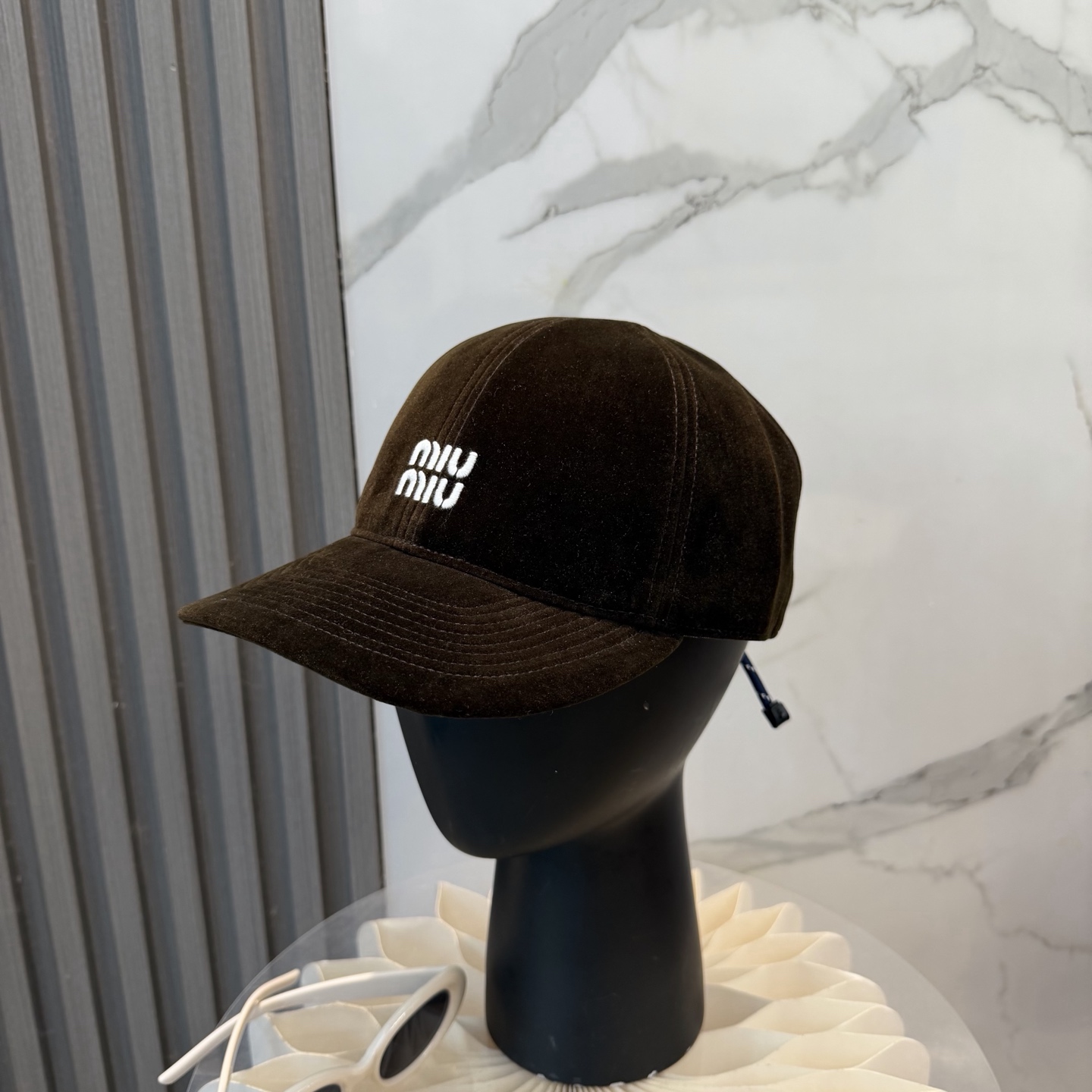 Miu Miu高版本丝绒 棒球帽 抽绳设计 ，真的美到失语🥹 深棕复古高级，卡其温柔治愈，丝绒面料自带光
