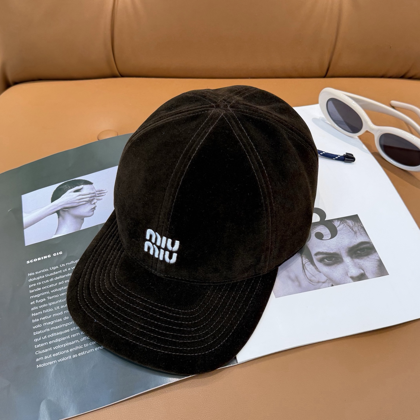 Miu Miu高版本丝绒 棒球帽 抽绳设计 ，真的美到失语🥹 深棕复古高级，卡其温柔治愈，丝绒面料自带光