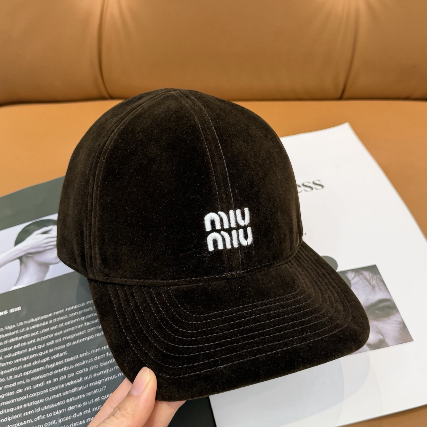 Miu Miu高版本丝绒 棒球帽 抽绳设计 ，真的美到失语🥹 深棕复古高级，卡其温柔治愈，丝绒面料自带光