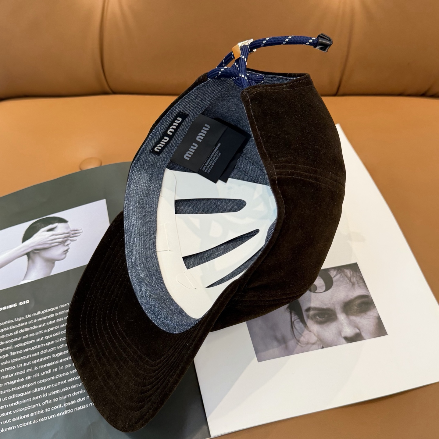 Miu Miu高版本丝绒 棒球帽 抽绳设计 ，真的美到失语🥹 深棕复古高级，卡其温柔治愈，丝绒面料自带光