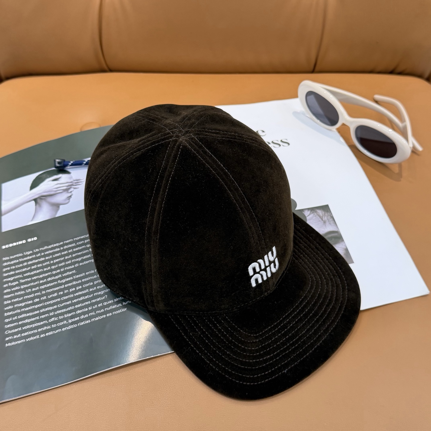 Miu Miu高版本丝绒 棒球帽 抽绳设计 ，真的美到失语🥹 深棕复古高级，卡其温柔治愈，丝绒面料自带光