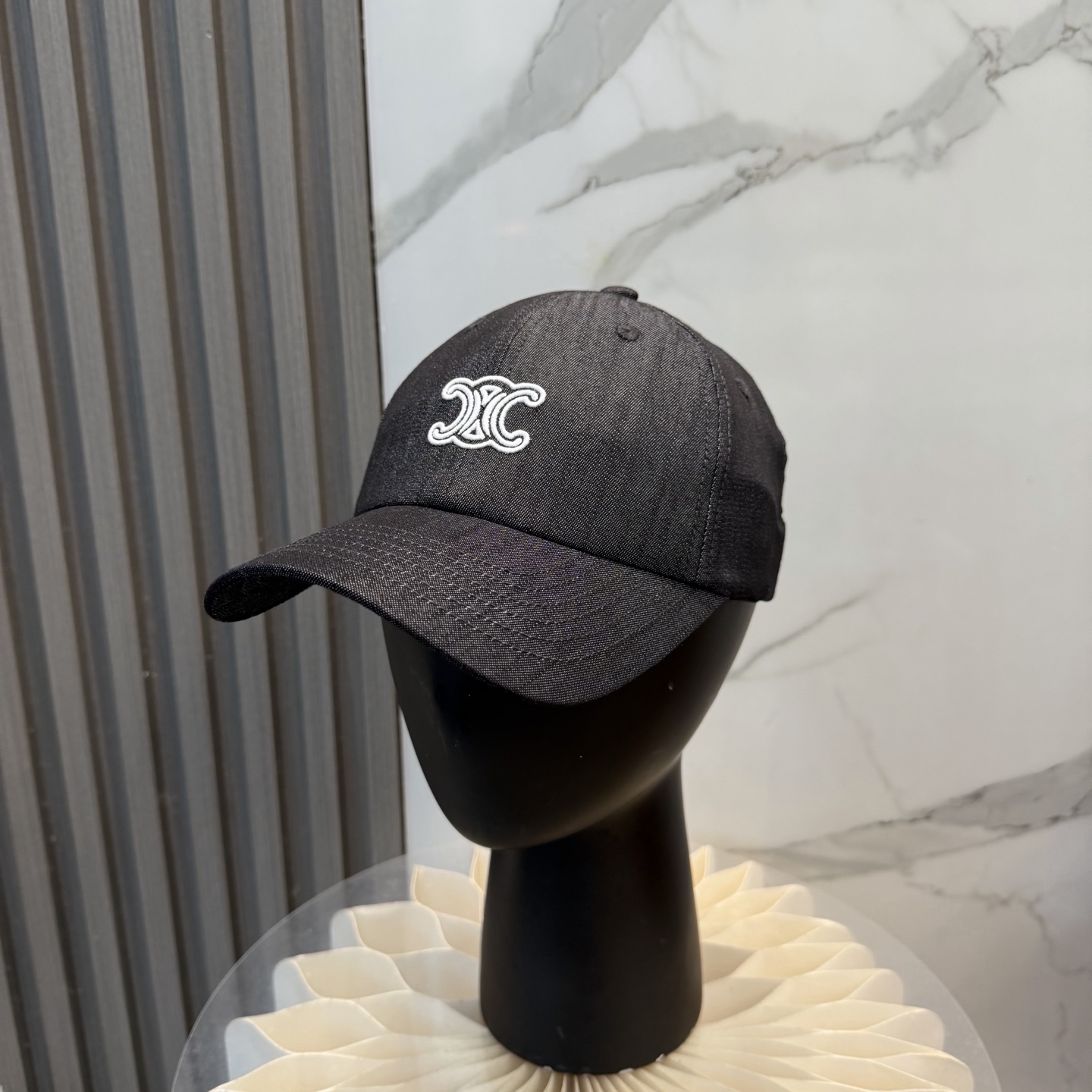 NO:823962,The popular CELINE official website purchase version. Original 1:1 customized!  The latest baseball cap with the same style as the simple letter star, fashionable and high-end workmanship!  Every hat is made with care!  Extraordinary quality, suitable for both men and women. This Céline hat has a simple design, high-end color matching, delicate texture, and clean style. It is an iconic item. The letter C is the official icon of CELINE.19860909爆款CELINE（赛琳）官网代购版本. 原版1:1 定制！ 简约字母明星同款最新棒球帽,时尚潮流,高端做工！每一个帽子都是用心之作！非一般的品质,男女均可. Céline的这款帽子 设计简洁、配色高级、质感细腻、风格干净利落,标志性单品 C字母是CELINE的官方图标而成,深具品牌历史底蕴,同时焕发出了现代的优雅和复古摩登的新风潮. 简约棒球帽加饰以C标识 自我态度,无需赘言帽子草帽渔夫帽棒球帽,帽子,celine,celine,espadrilles,hats,hat