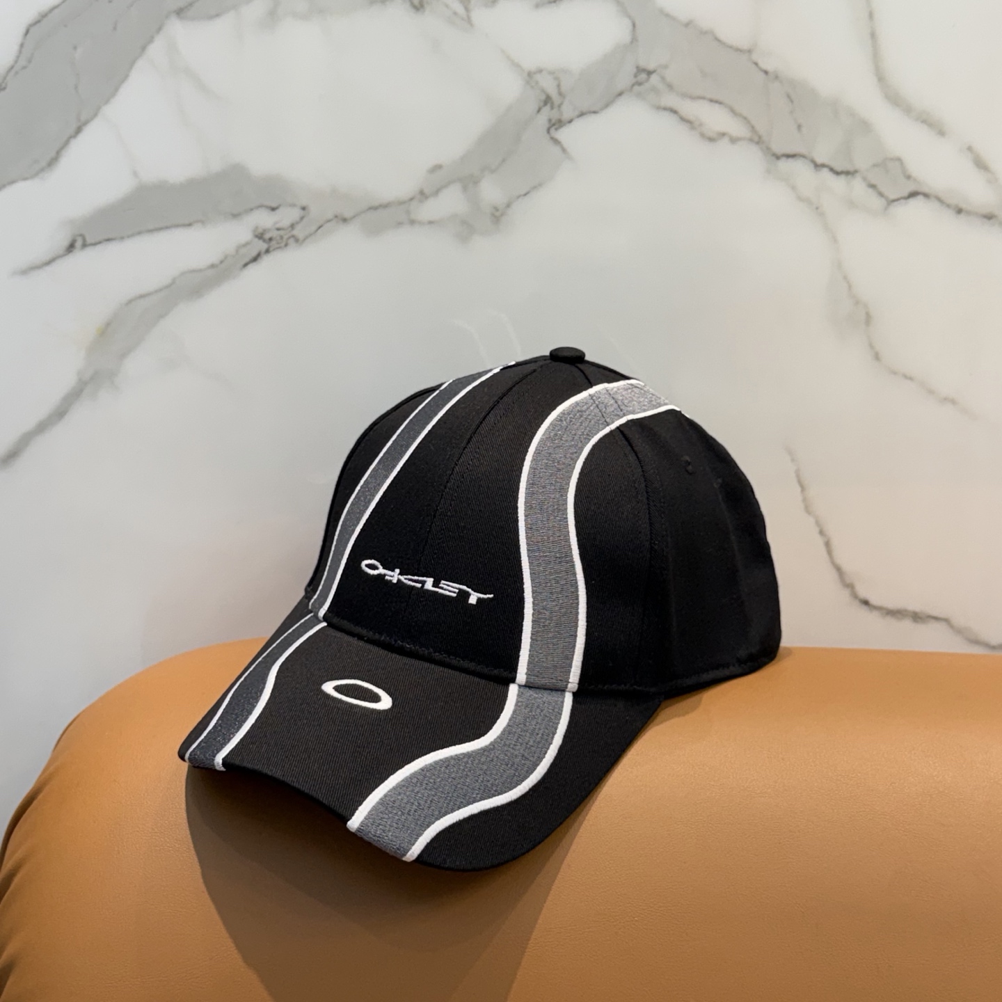 BALENCIAGA巴黎世家新款logo棒球帽，很酷的色系，男女佩戴都有不同style，第一批抢先出货！