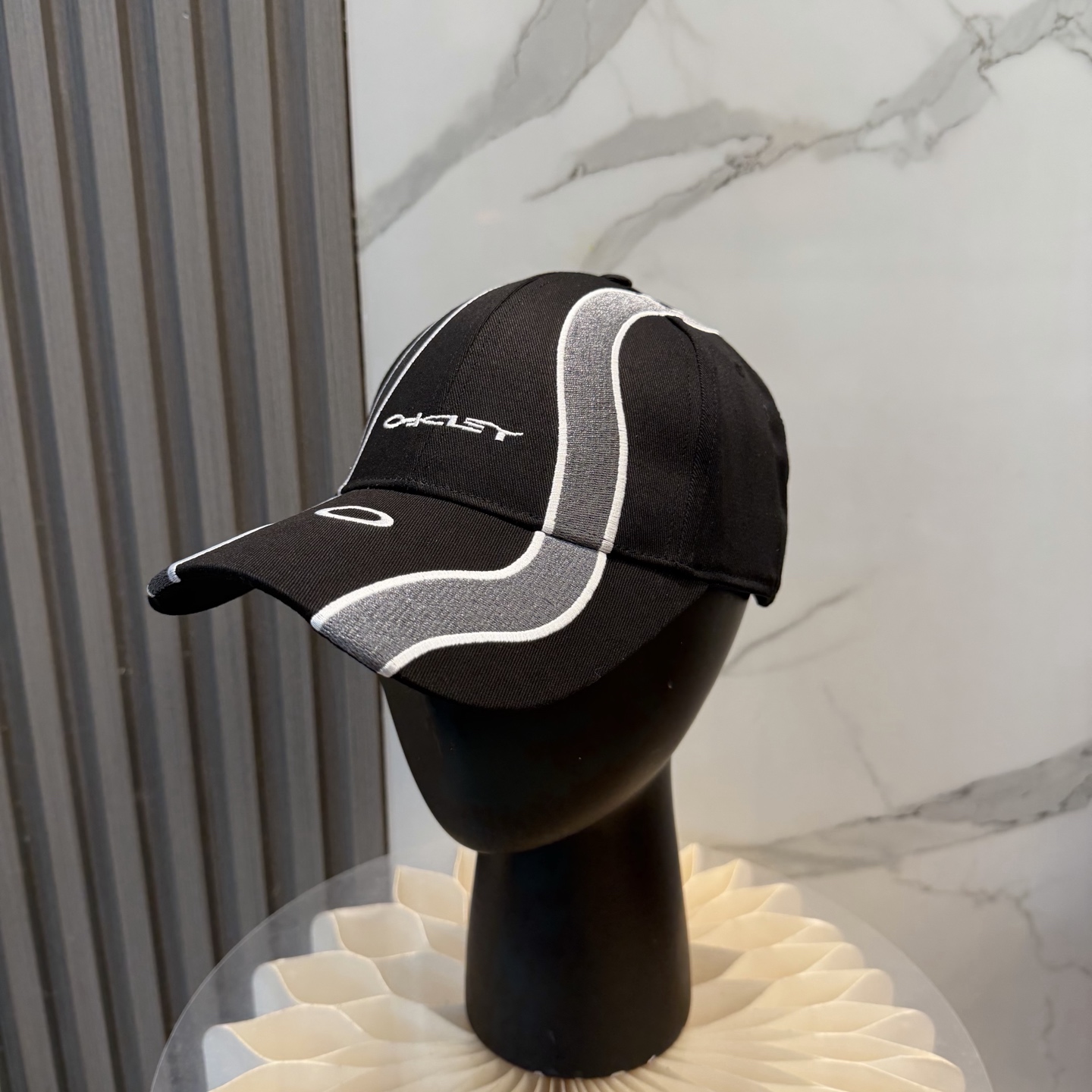 BALENCIAGA巴黎世家新款logo棒球帽，很酷的色系，男女佩戴都有不同style，第一批抢先出货！