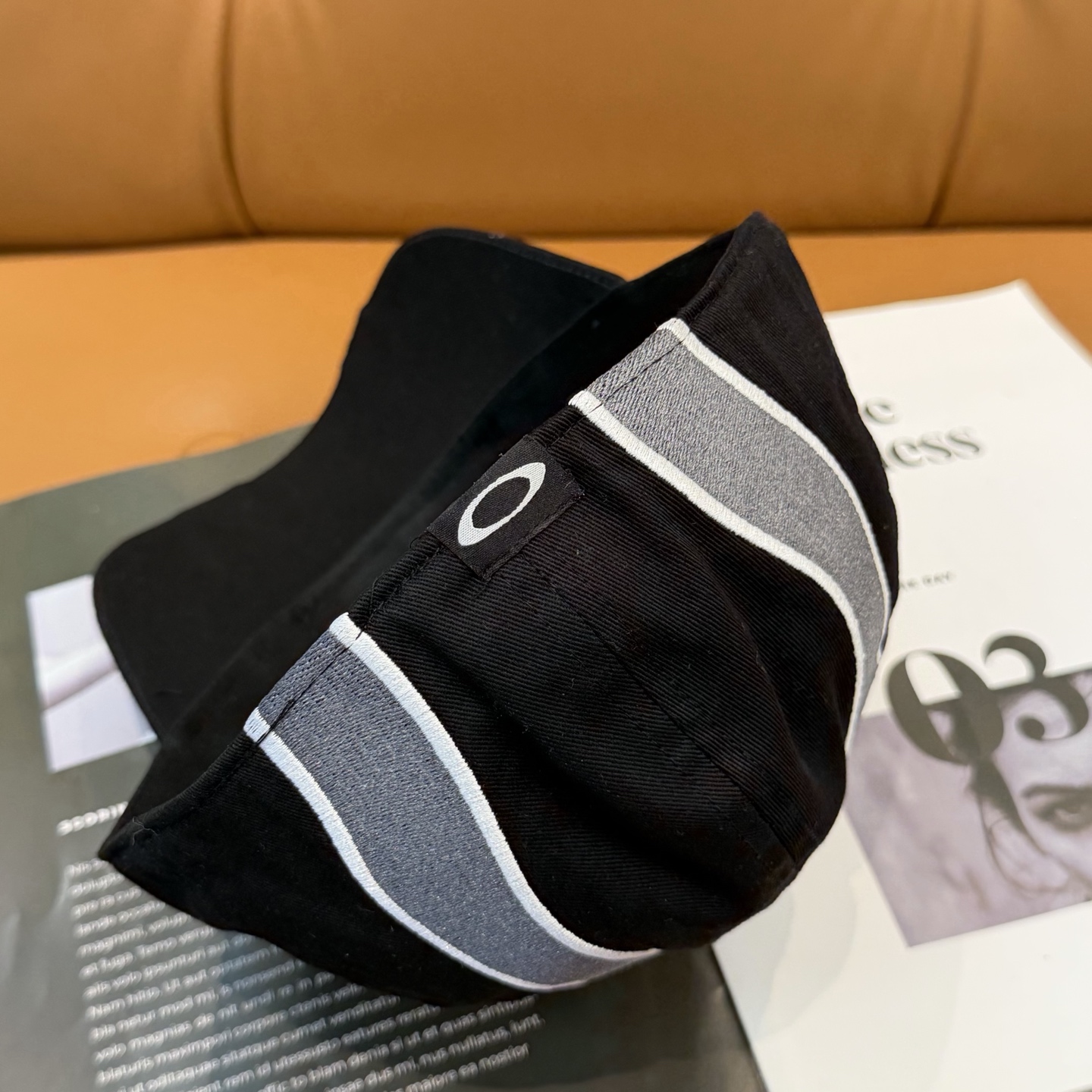 BALENCIAGA巴黎世家新款logo棒球帽，很酷的色系，男女佩戴都有不同style，第一批抢先出货！
