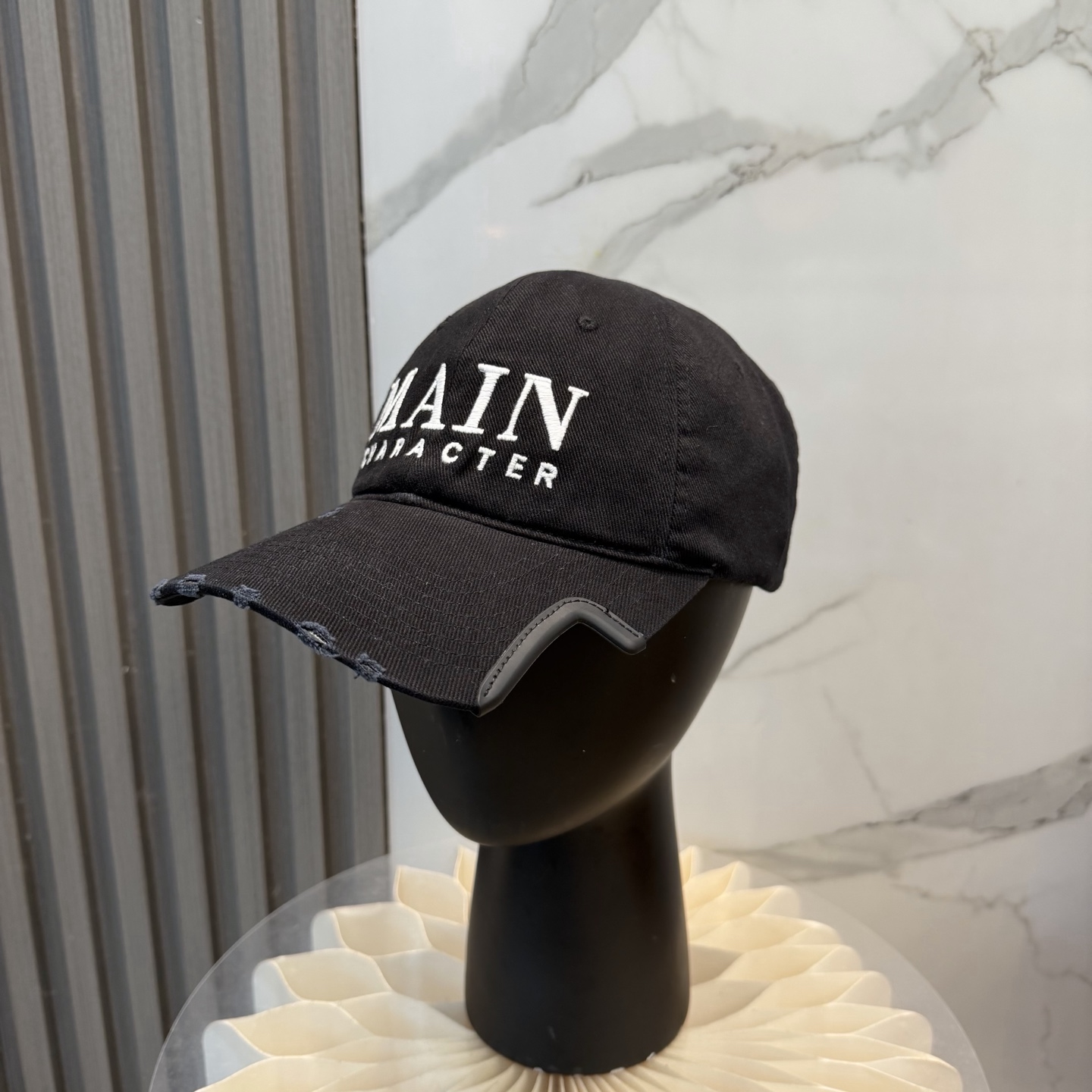 BALENCIAGA巴黎世家新款logo棒球帽，很酷的色系，男女佩戴都有不同style，第一批抢先出货！