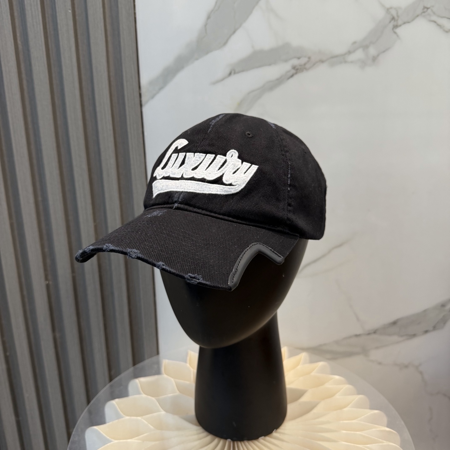 BALENCIAGA巴黎世家新款logo棒球帽，很酷的色系，男女佩戴都有不同style，第一批抢先出货！