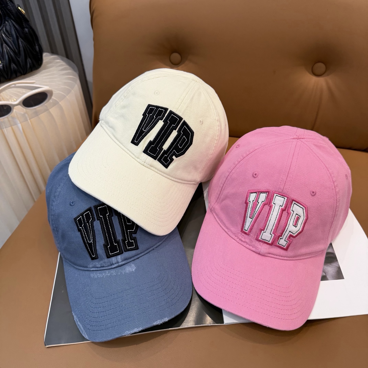 。BALENCIAGA巴黎世家新款刺绣logo棒球帽，很酷的色系，男女佩戴都有不同style，第一批抢先