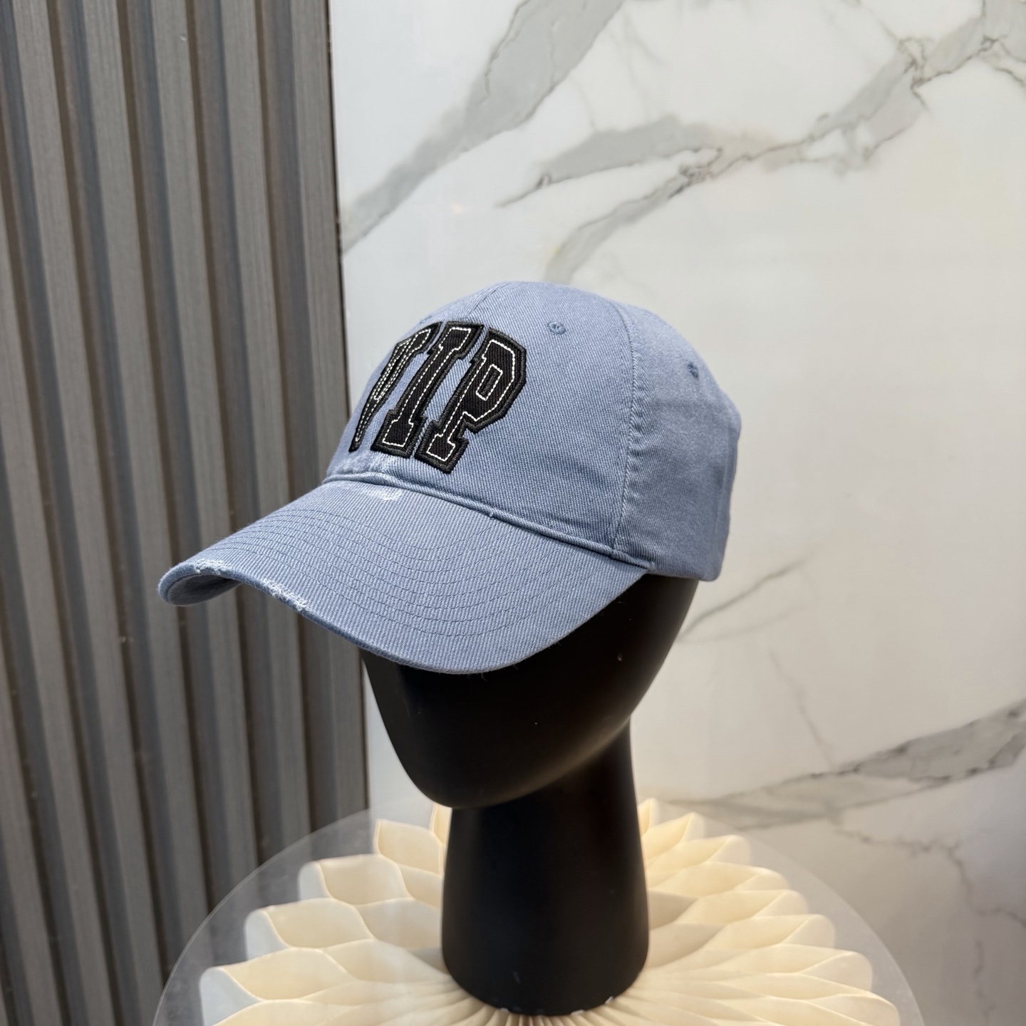 。BALENCIAGA巴黎世家新款刺绣logo棒球帽，很酷的色系，男女佩戴都有不同style，第一批抢先