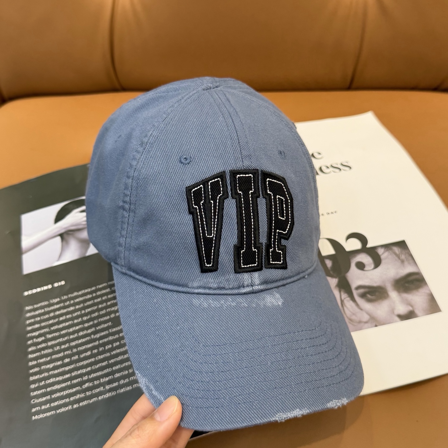 。BALENCIAGA巴黎世家新款刺绣logo棒球帽，很酷的色系，男女佩戴都有不同style，第一批抢先