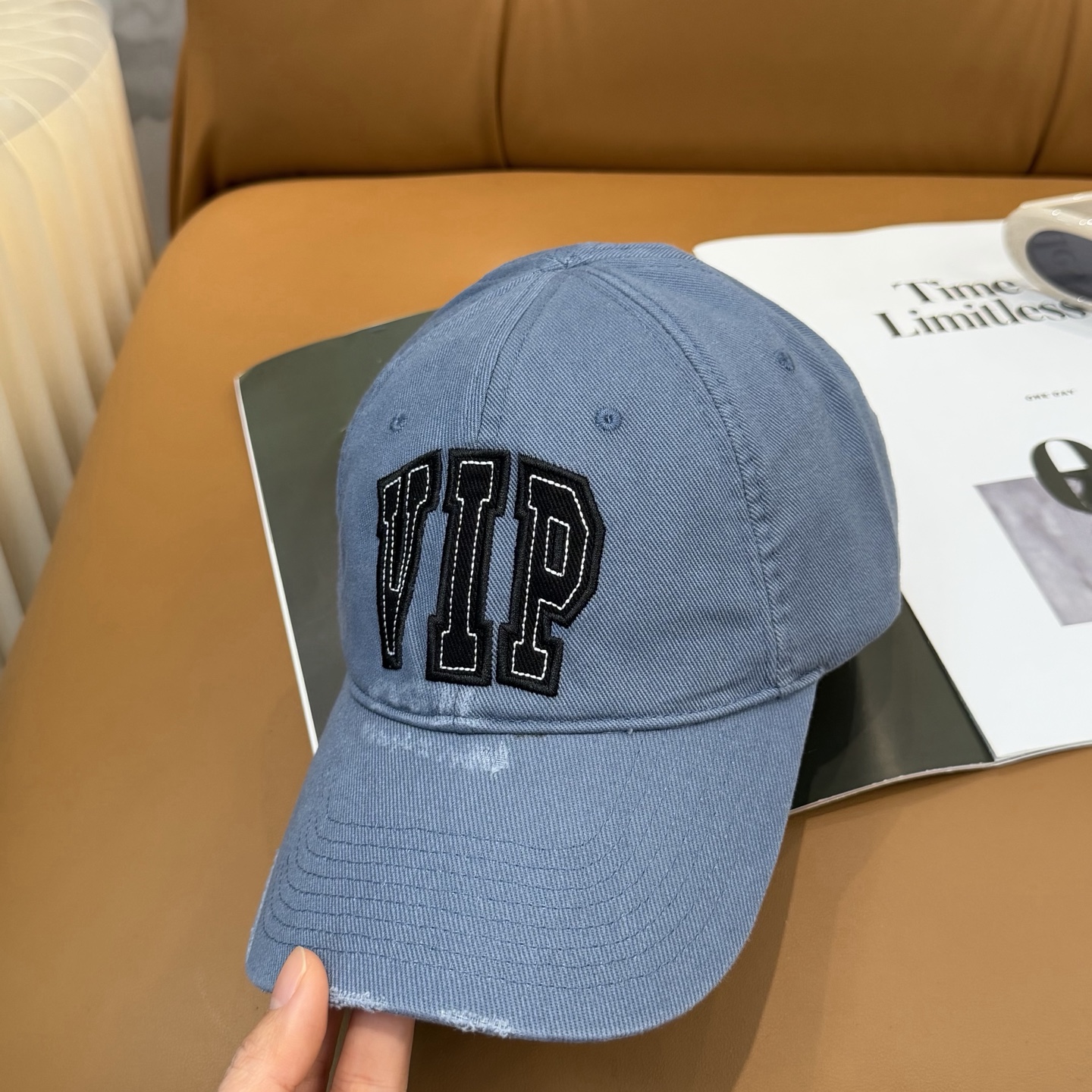 。BALENCIAGA巴黎世家新款刺绣logo棒球帽，很酷的色系，男女佩戴都有不同style，第一批抢先