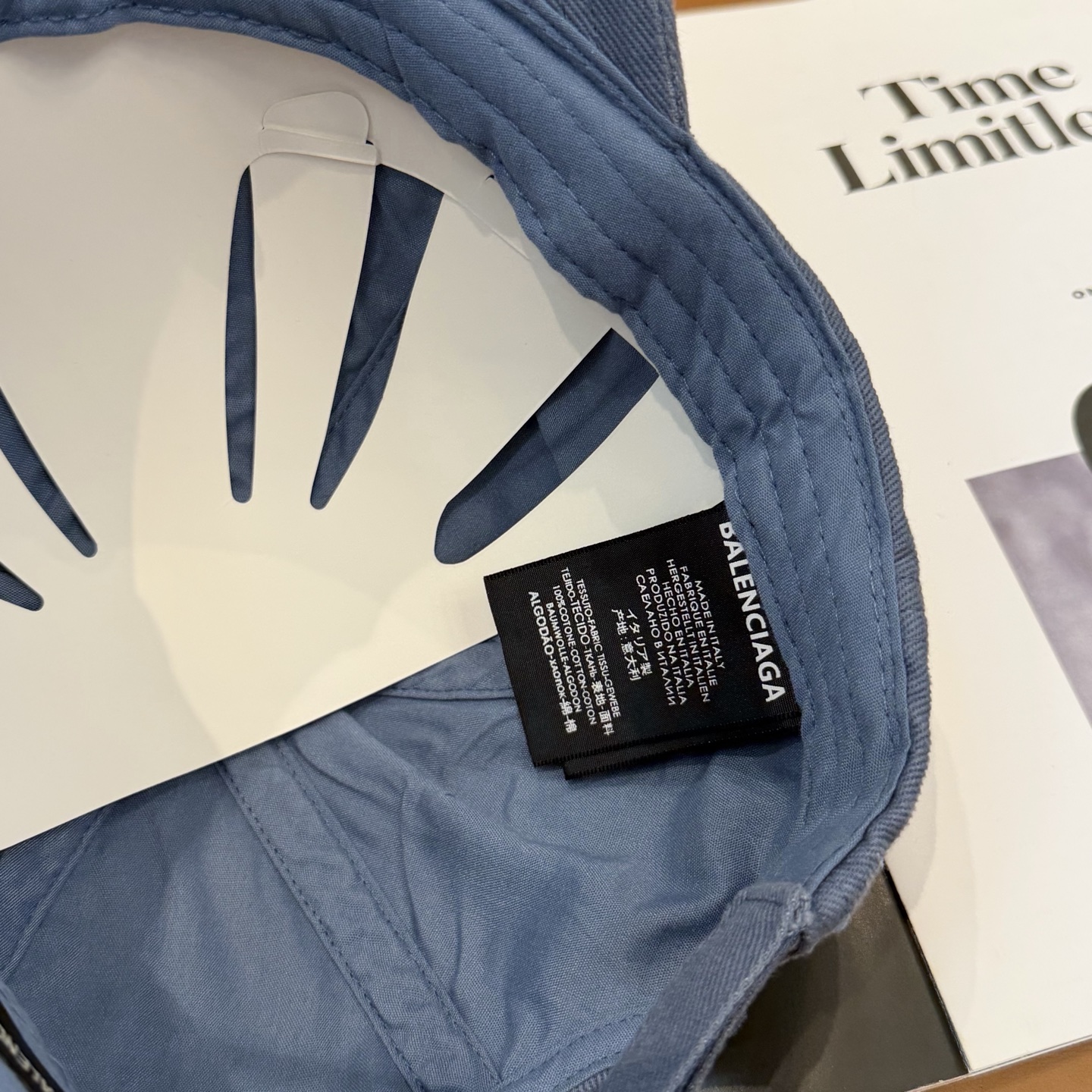 。BALENCIAGA巴黎世家新款刺绣logo棒球帽，很酷的色系，男女佩戴都有不同style，第一批抢先