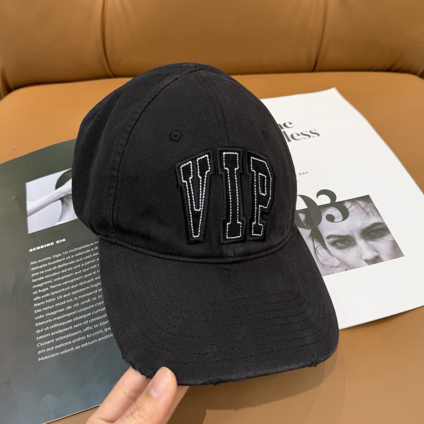 。BALENCIAGA巴黎世家新款刺绣logo棒球帽，很酷的色系，男女佩戴都有不同style，第一批抢先