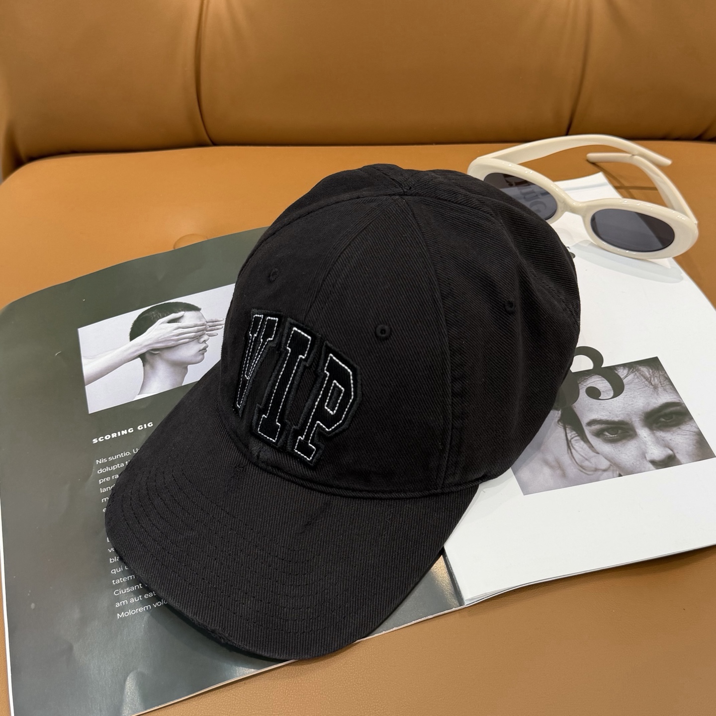 。BALENCIAGA巴黎世家新款刺绣logo棒球帽，很酷的色系，男女佩戴都有不同style，第一批抢先