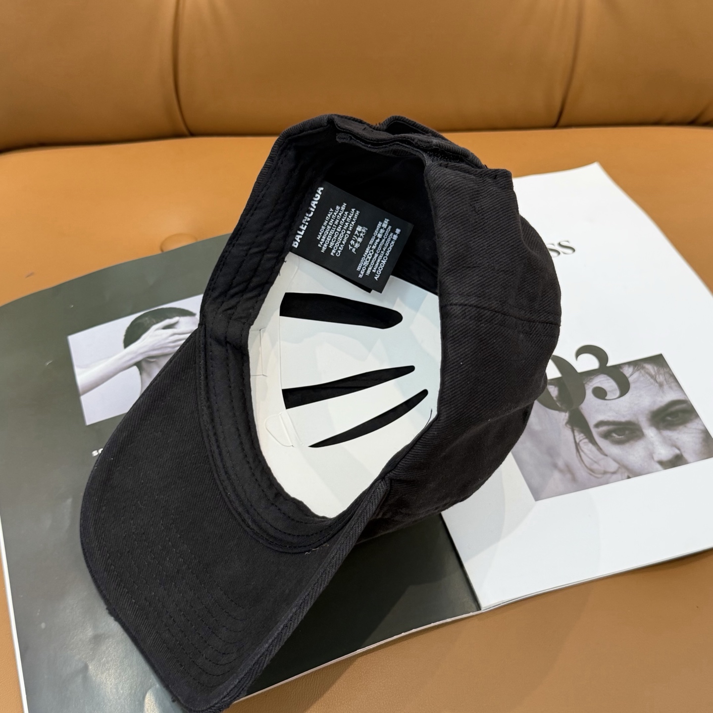 。BALENCIAGA巴黎世家新款刺绣logo棒球帽，很酷的色系，男女佩戴都有不同style，第一批抢先