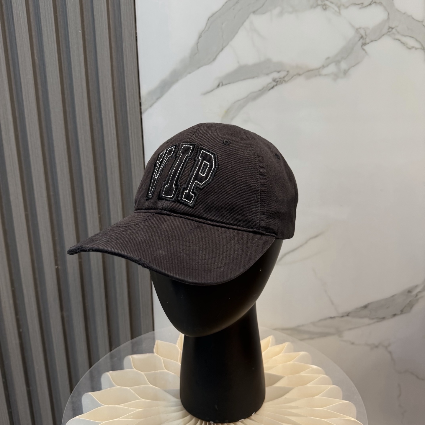 。BALENCIAGA巴黎世家新款刺绣logo棒球帽，很酷的色系，男女佩戴都有不同style，第一批抢先
