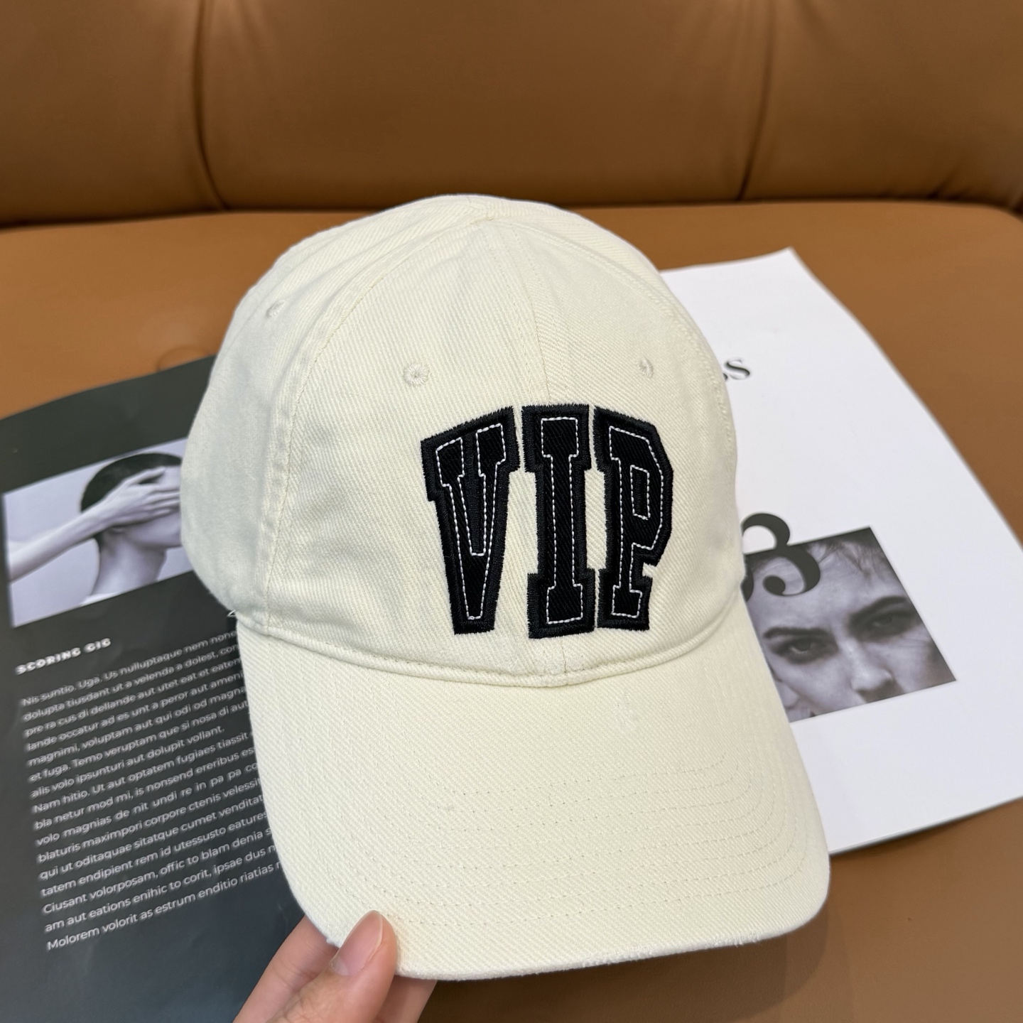 。BALENCIAGA巴黎世家新款刺绣logo棒球帽，很酷的色系，男女佩戴都有不同style，第一批抢先
