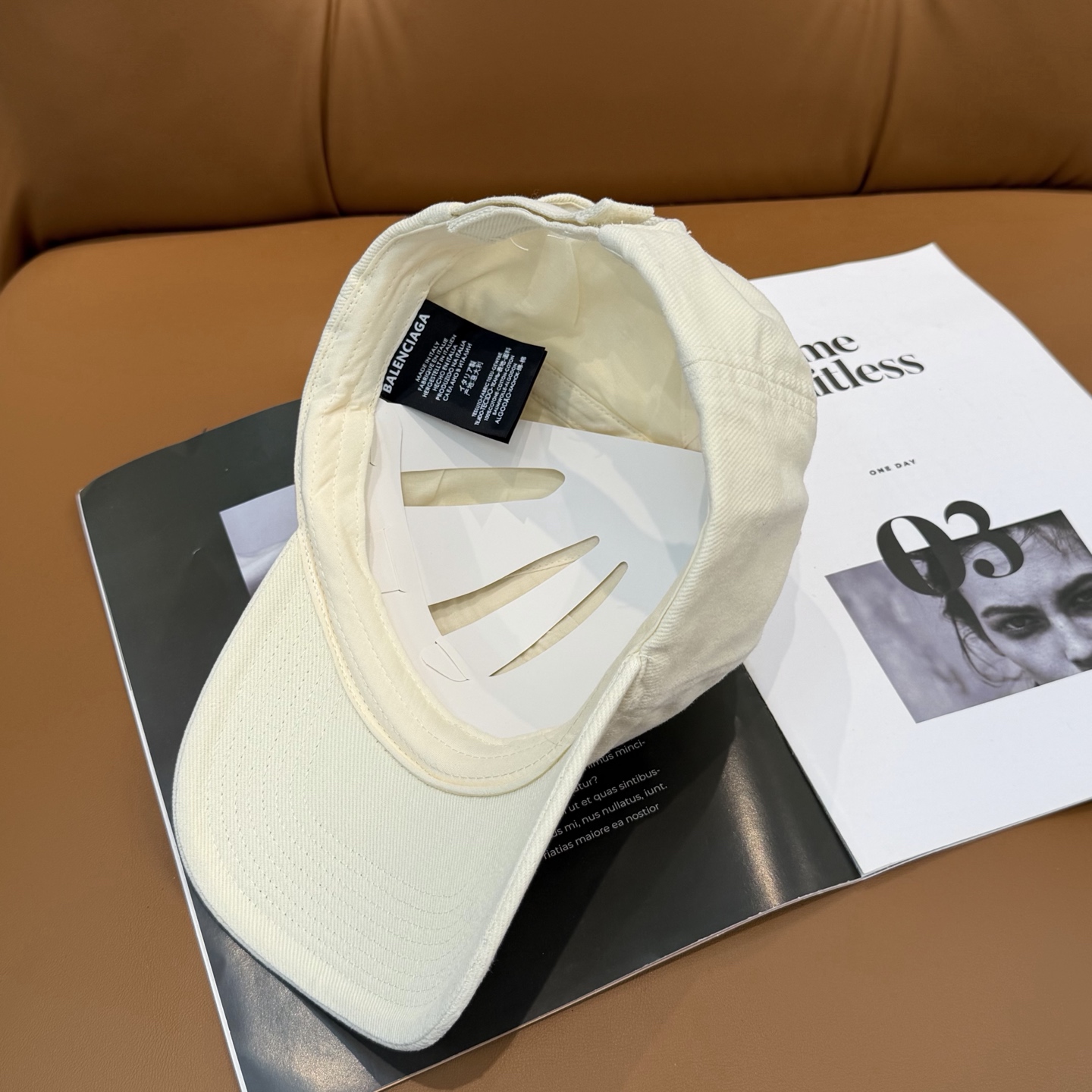 。BALENCIAGA巴黎世家新款刺绣logo棒球帽，很酷的色系，男女佩戴都有不同style，第一批抢先