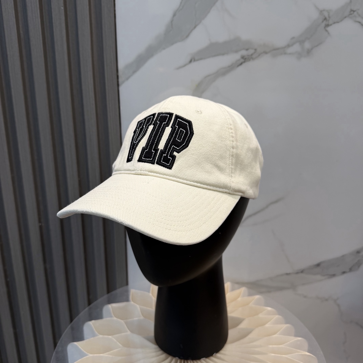 。BALENCIAGA巴黎世家新款刺绣logo棒球帽，很酷的色系，男女佩戴都有不同style，第一批抢先