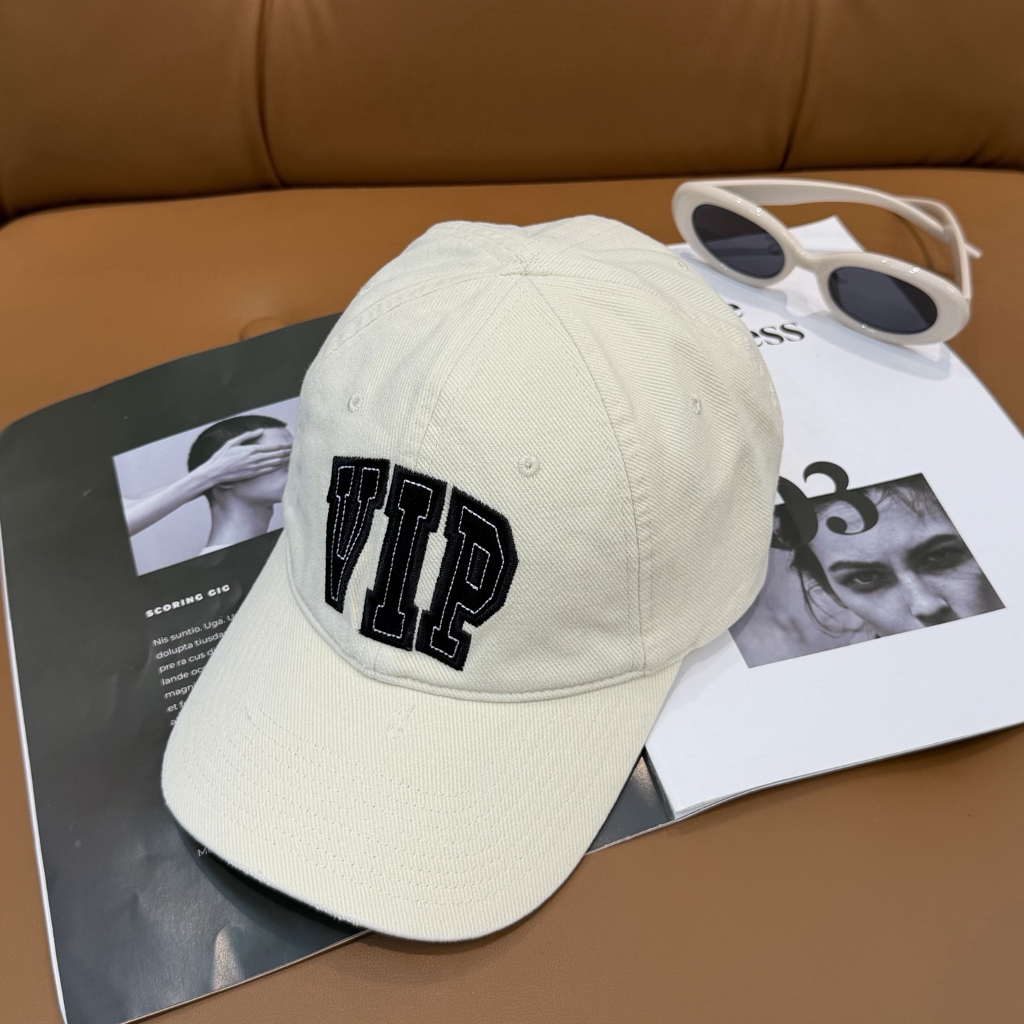 。BALENCIAGA巴黎世家新款刺绣logo棒球帽，很酷的色系，男女佩戴都有不同style，第一批抢先