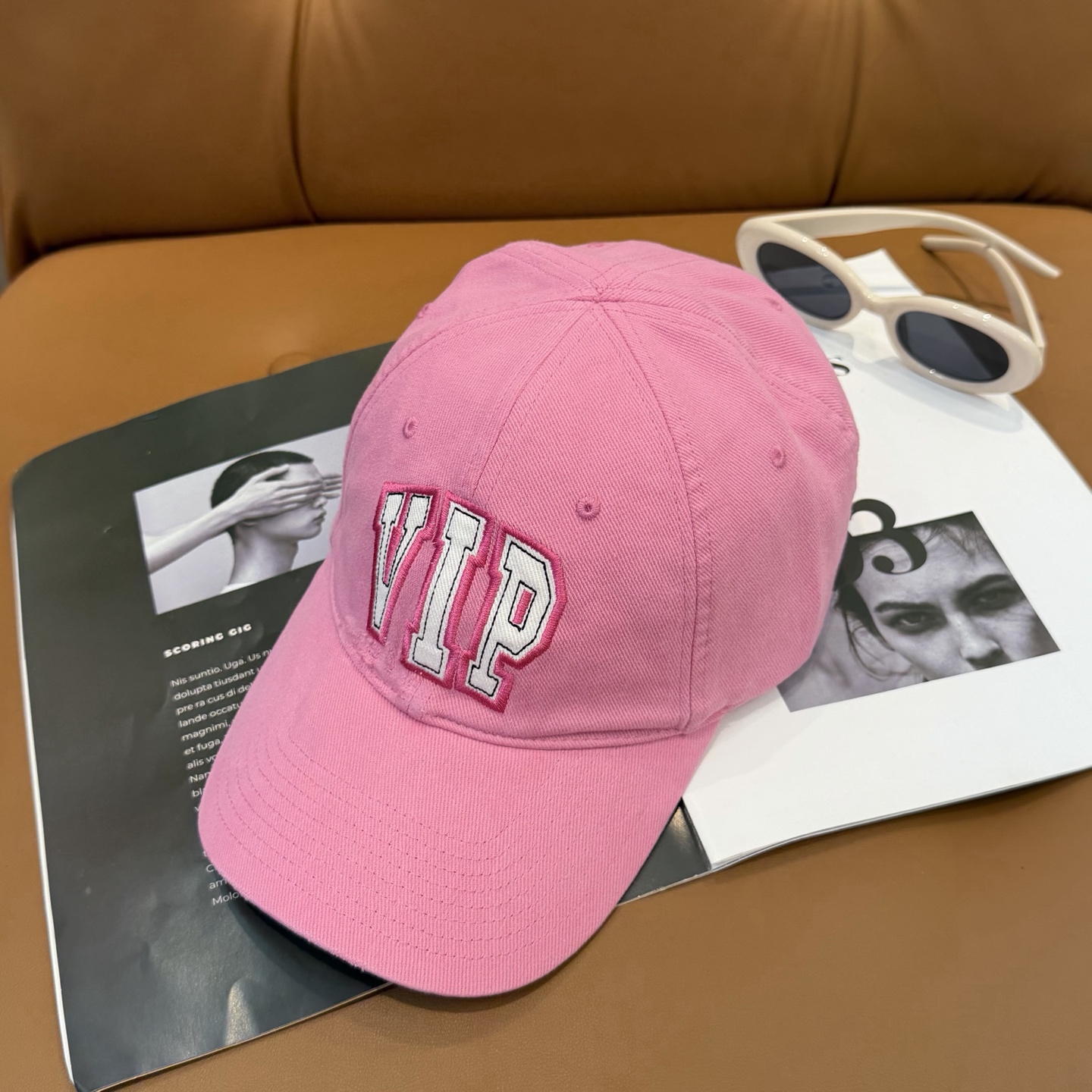 。BALENCIAGA巴黎世家新款刺绣logo棒球帽，很酷的色系，男女佩戴都有不同style，第一批抢先