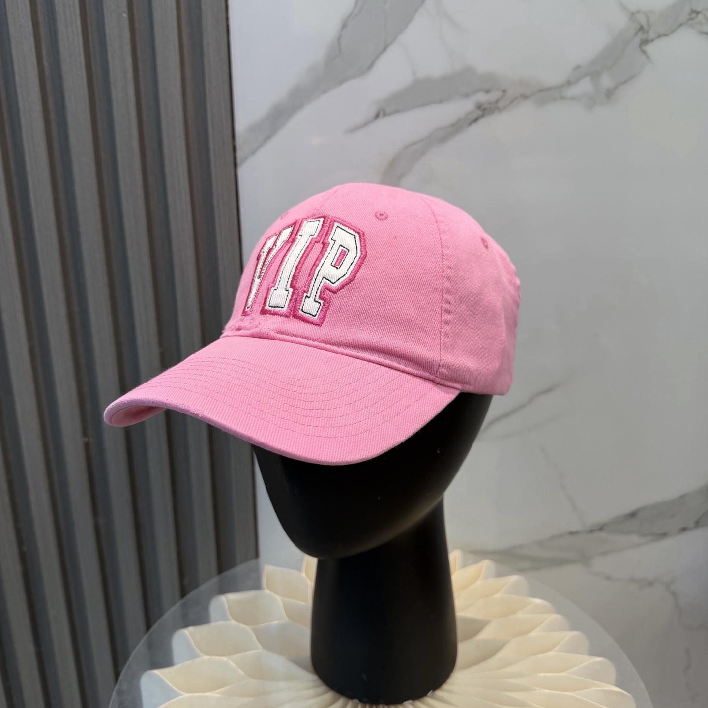 。BALENCIAGA巴黎世家新款刺绣logo棒球帽，很酷的色系，男女佩戴都有不同style，第一批抢先