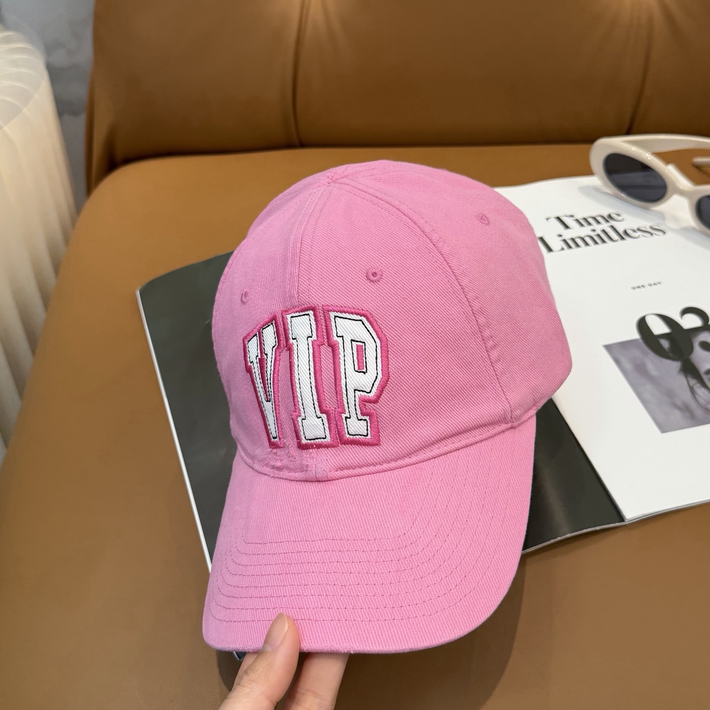 。BALENCIAGA巴黎世家新款刺绣logo棒球帽，很酷的色系，男女佩戴都有不同style，第一批抢先