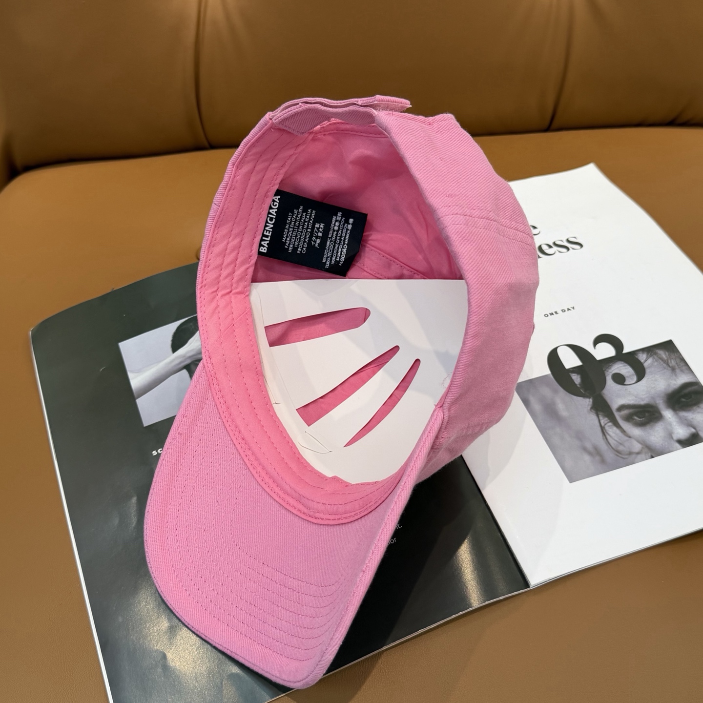 。BALENCIAGA巴黎世家新款刺绣logo棒球帽，很酷的色系，男女佩戴都有不同style，第一批抢先