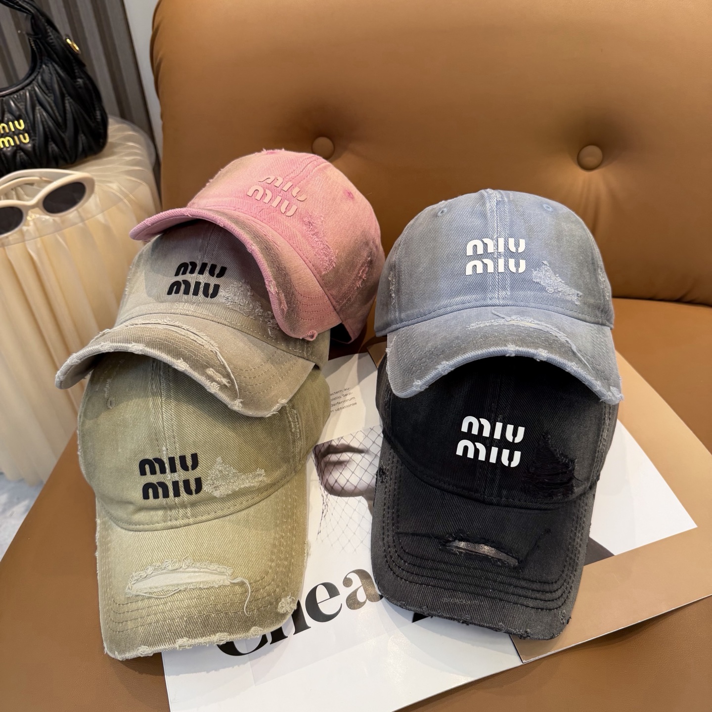 MIUMIU～26春季新款棒球帽这款帽子也太好看了！破洞设计增添了几分随性与不羁，无论搭配休闲装还是运动