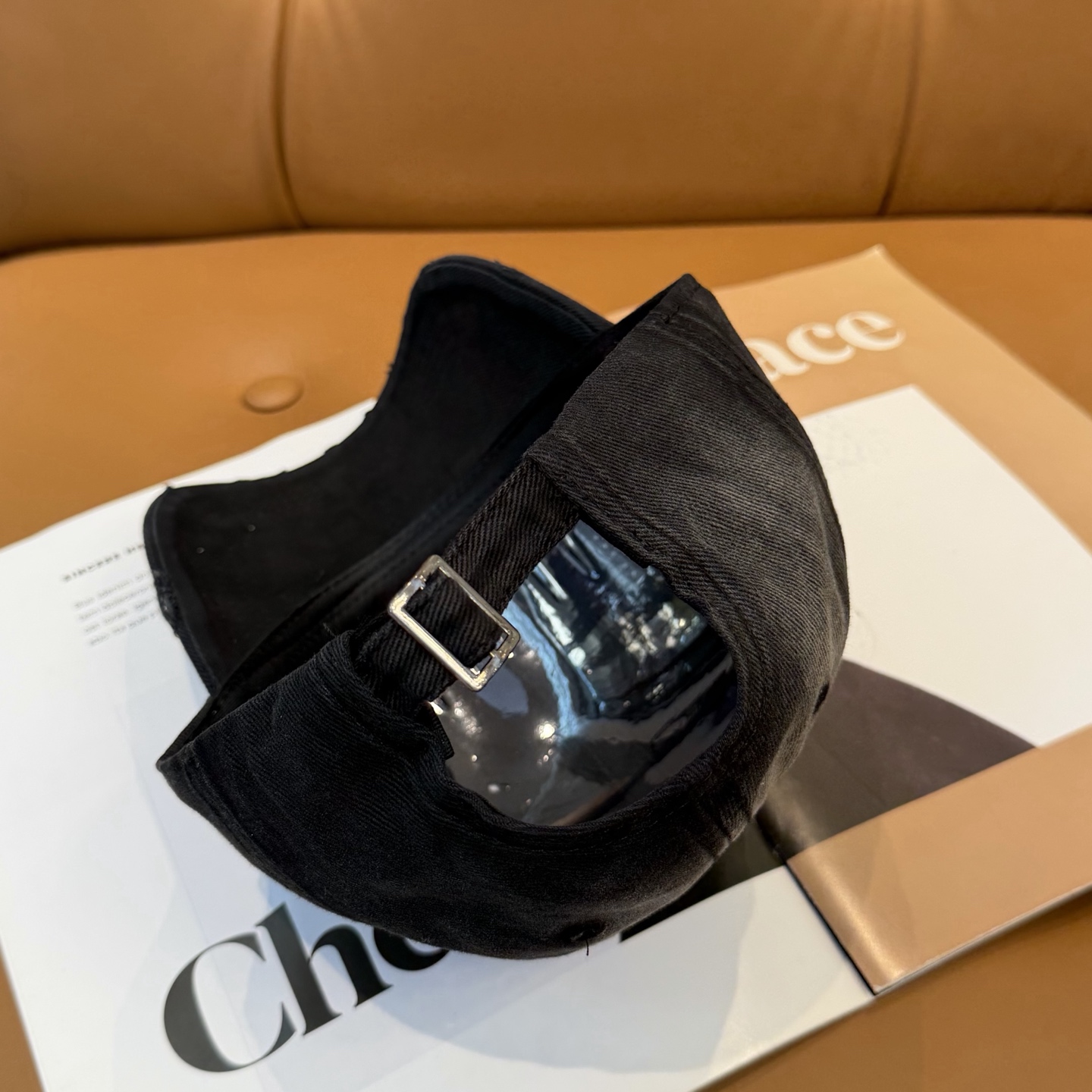 MIUMIU～26春季新款棒球帽这款帽子也太好看了！破洞设计增添了几分随性与不羁，无论搭配休闲装还是运动