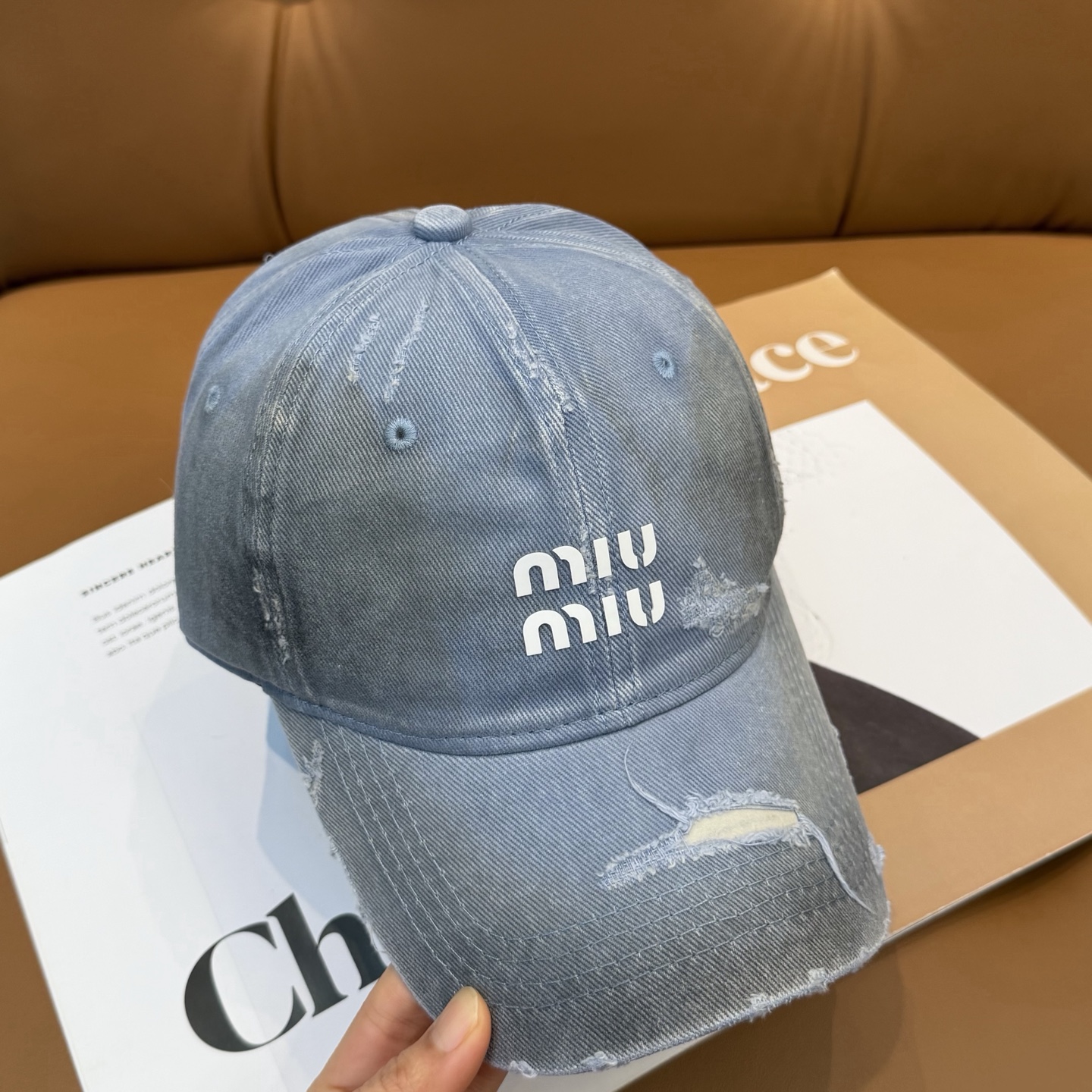 MIUMIU～26春季新款棒球帽这款帽子也太好看了！破洞设计增添了几分随性与不羁，无论搭配休闲装还是运动