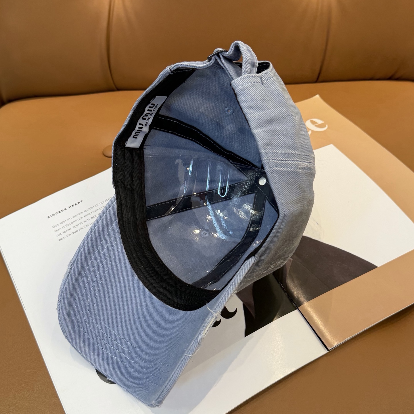 MIUMIU～26春季新款棒球帽这款帽子也太好看了！破洞设计增添了几分随性与不羁，无论搭配休闲装还是运动