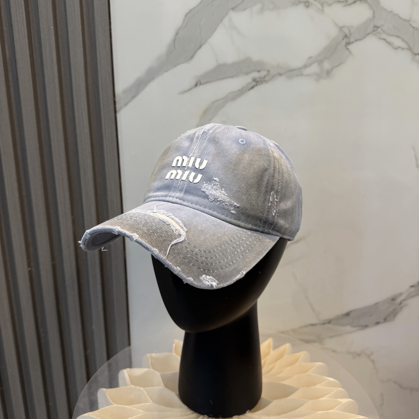 MIUMIU～26春季新款棒球帽这款帽子也太好看了！破洞设计增添了几分随性与不羁，无论搭配休闲装还是运动