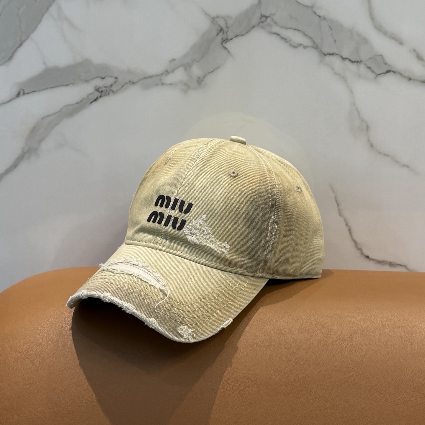 MIUMIU～26春季新款棒球帽这款帽子也太好看了！破洞设计增添了几分随性与不羁，无论搭配休闲装还是运动