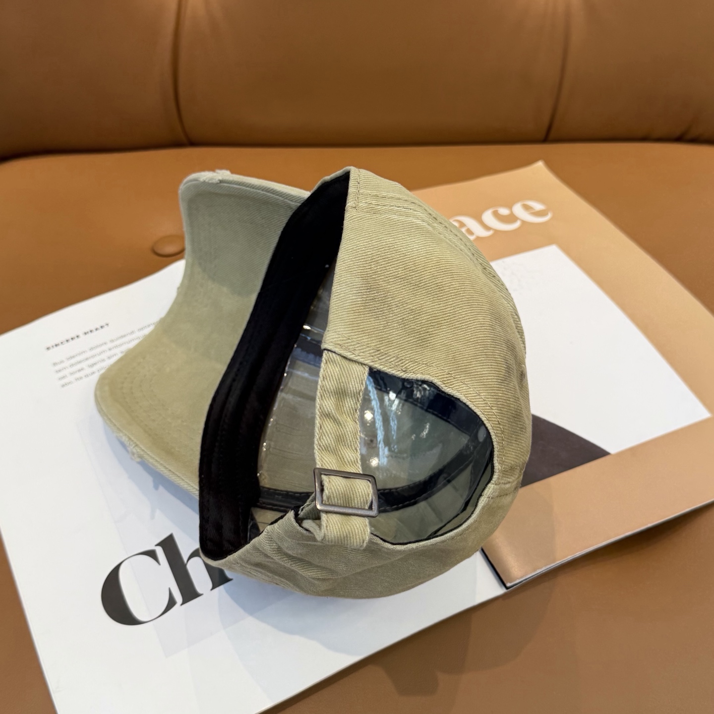 MIUMIU～26春季新款棒球帽这款帽子也太好看了！破洞设计增添了几分随性与不羁，无论搭配休闲装还是运动