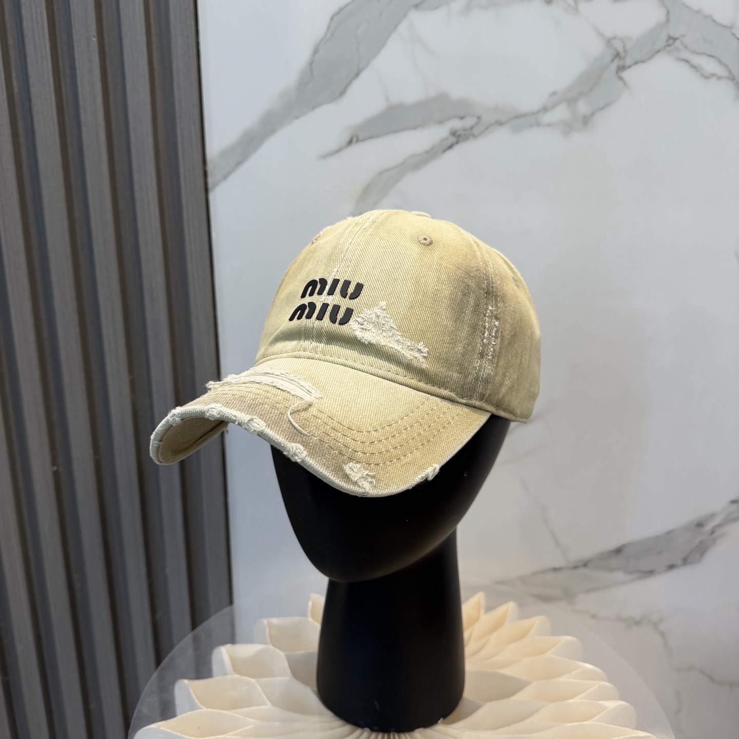 MIUMIU～26春季新款棒球帽这款帽子也太好看了！破洞设计增添了几分随性与不羁，无论搭配休闲装还是运动