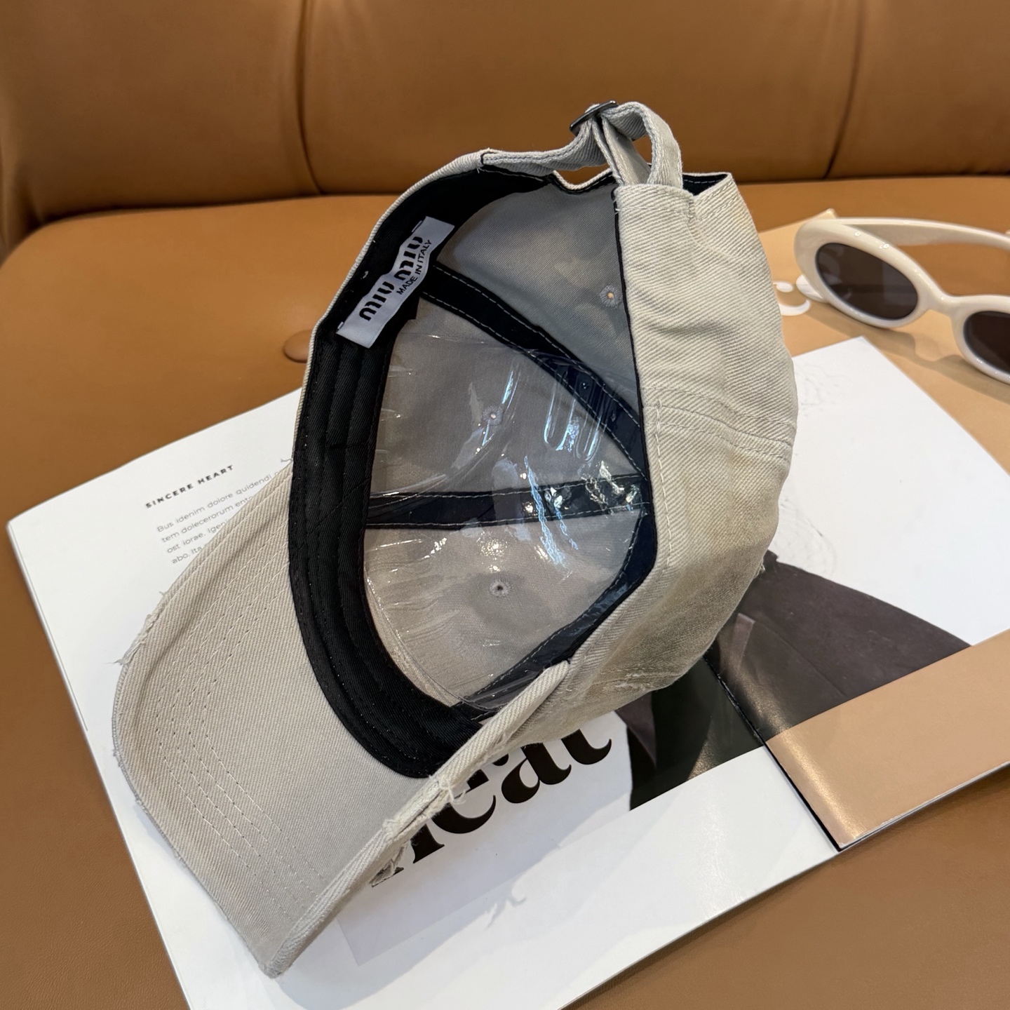 MIUMIU～26春季新款棒球帽这款帽子也太好看了！破洞设计增添了几分随性与不羁，无论搭配休闲装还是运动