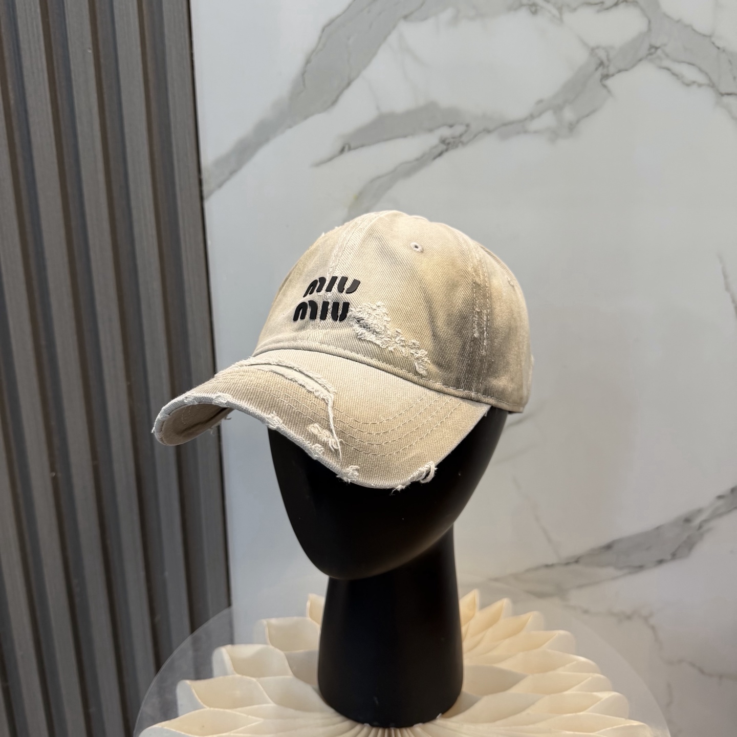MIUMIU～26春季新款棒球帽这款帽子也太好看了！破洞设计增添了几分随性与不羁，无论搭配休闲装还是运动