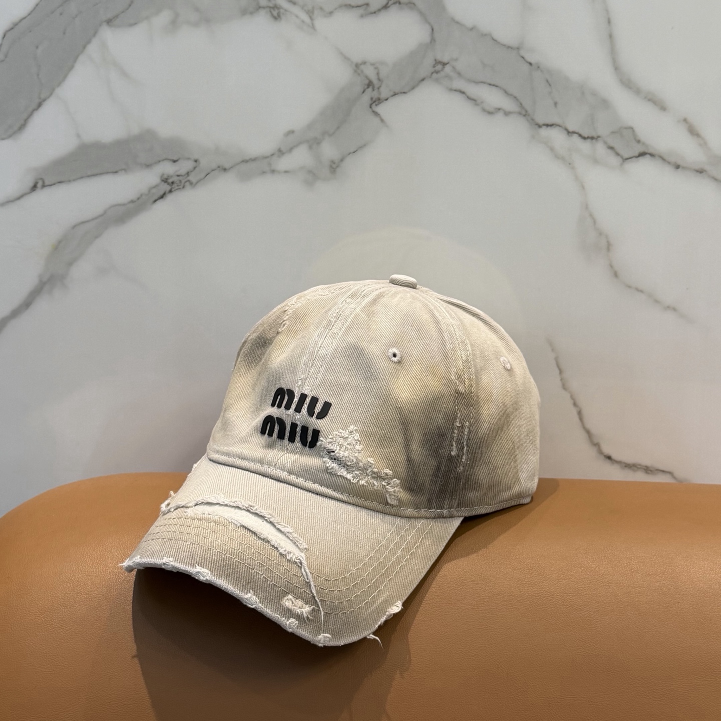 MIUMIU～26春季新款棒球帽这款帽子也太好看了！破洞设计增添了几分随性与不羁，无论搭配休闲装还是运动
