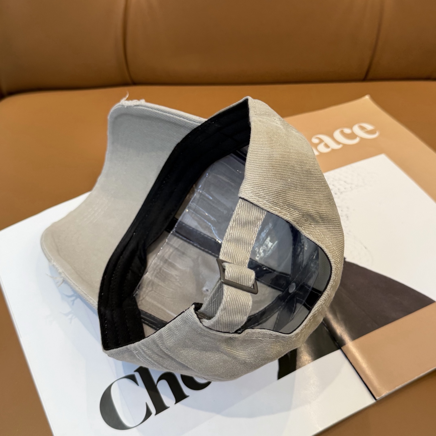 MIUMIU～26春季新款棒球帽这款帽子也太好看了！破洞设计增添了几分随性与不羁，无论搭配休闲装还是运动