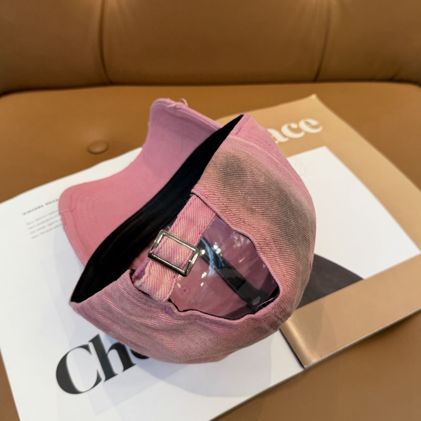 MIUMIU～26春季新款棒球帽这款帽子也太好看了！破洞设计增添了几分随性与不羁，无论搭配休闲装还是运动