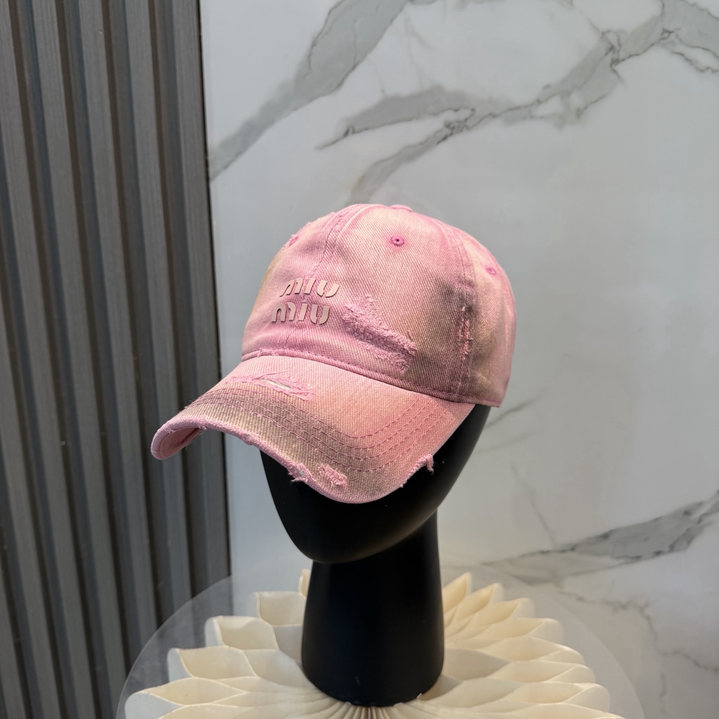 NO:704042,MIUMIU～26 new spring baseball cap This hat is so beautiful!  The hole design adds a bit of spontaneity and uninhibitedness, making it easy for you to wear with casual wear or sportswear. Hats, fisherman hats, baseball caps, knitted hats, hats, miumiu, espadrilles, hats19860909MIUMIU～26春季新款棒球帽 这款帽子也太好看了！破洞设计增添了几分随性与不羁,无论搭配休闲装还是运动装都能让你轻松驾驭.帽子渔夫帽棒球帽针织帽,帽子,miumiu,espadrilles,hats,hat