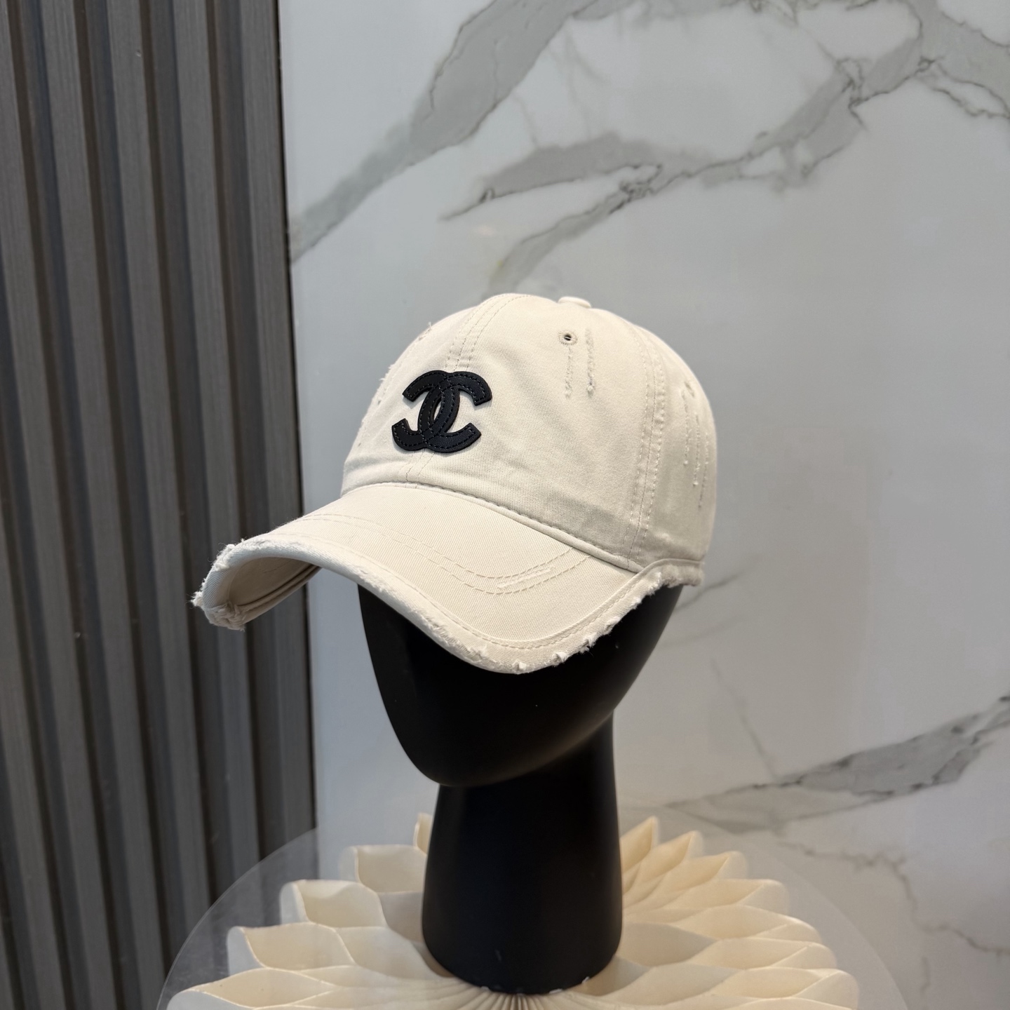NO:704035,[CHANEL Chanel] New spring and summer simple small fragrance logo baseball cap, new model shipped, big brand style is super easy to match, hurry up and get it!  Hats, bucket hats, baseball caps, knitted hats, hats, chanel, chanel, espadrilles, hats19860909【CHANEL香奈儿】春夏新款简约小香logo棒球帽,新款出货,大牌款超好搭配,赶紧入手！帽子渔夫帽棒球帽针织帽,帽子,chanel,chanel,espadrilles,hats,hat