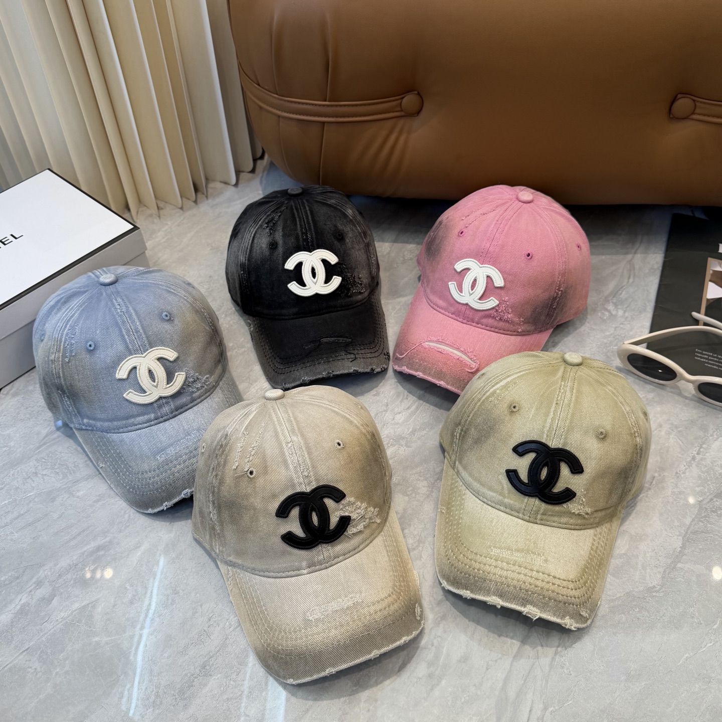 【CHANEL香奈儿】新款洗水破洞简约logo棒球帽，新款出货，大牌款超好搭配，赶紧入手！