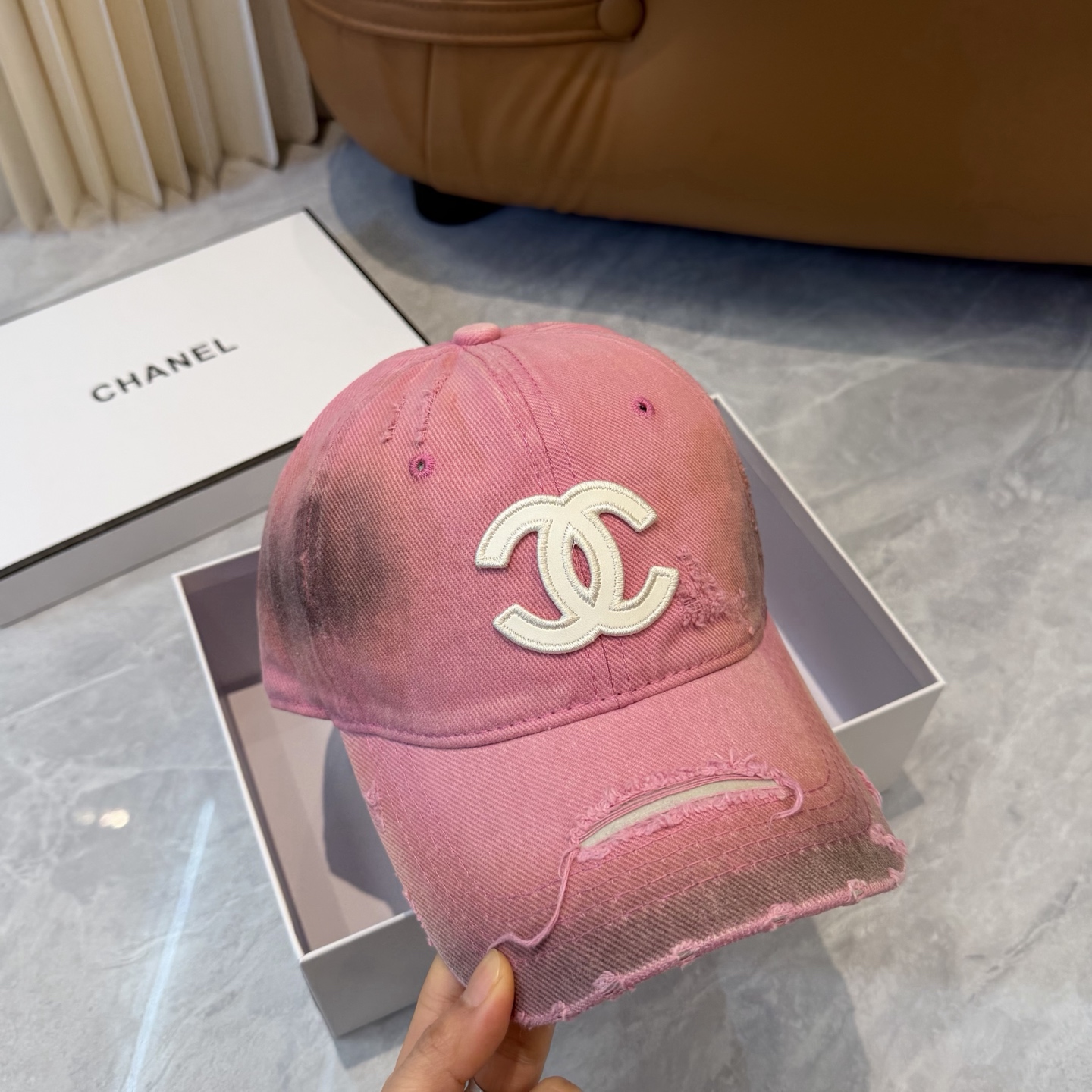 【CHANEL香奈儿】新款洗水破洞简约logo棒球帽，新款出货，大牌款超好搭配，赶紧入手！