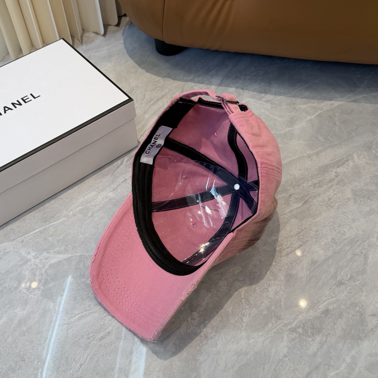 【CHANEL香奈儿】新款洗水破洞简约logo棒球帽，新款出货，大牌款超好搭配，赶紧入手！